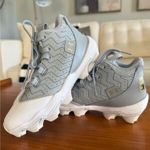 Under Armour Kids Gray & White Baseball Cleats | size 1